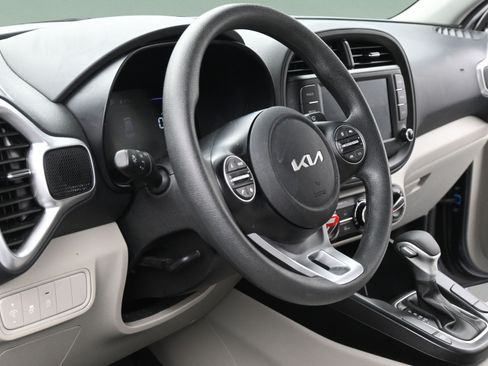 Used 2025 Kia Soul LX w/ LX Technology Package FWD image 12
