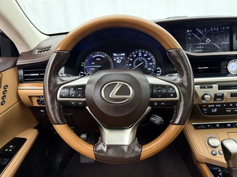 Used 2018 Lexus ES 300h w/ Luxury Package FWD image 11