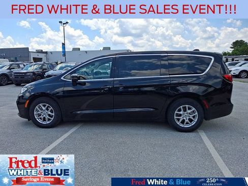 Used 2024 Chrysler Pacifica Touring-L FWD image 6