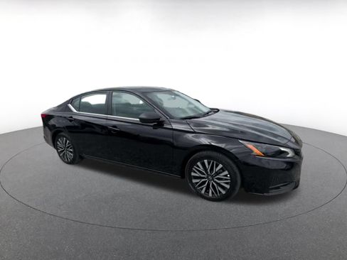 Used 2026 Nissan Altima 2.5 SV FWD image 2