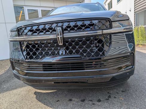 New 2026 Lincoln Navigator Reserve AWD/4WD image 2