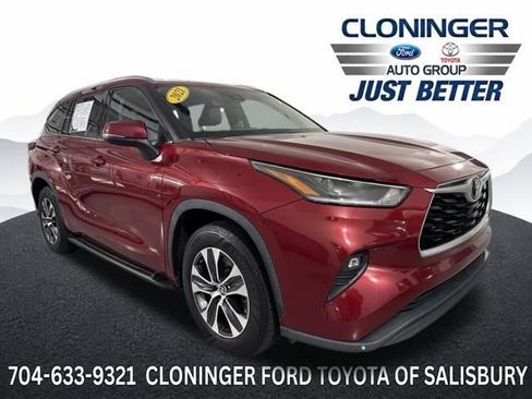 Used 2021 Toyota Highlander XLE FWD image 1