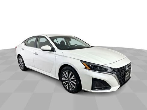Used 2023 Nissan Altima 2.5 SV FWD image 2