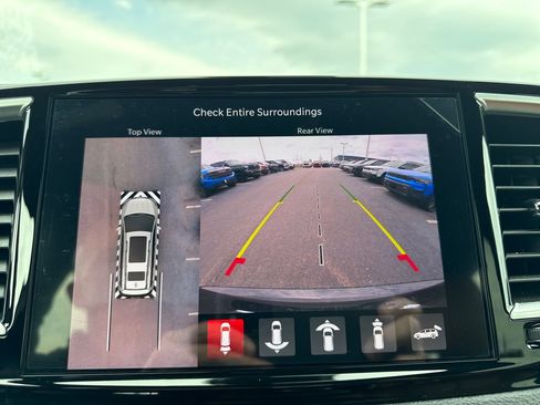 Used 2025 Chrysler Pacifica Pinnacle w/ Trailer Tow Group FWD image 24
