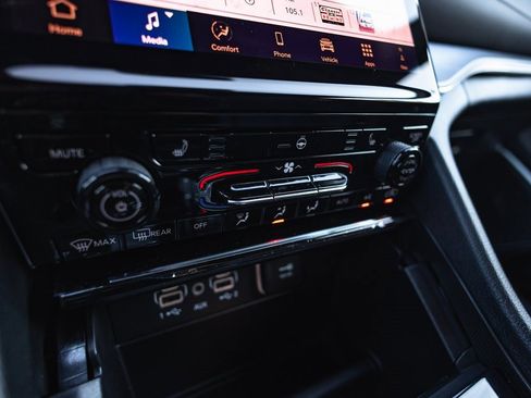 New 2025 Jeep Grand Cherokee Limited w/ Black Appearance Package image 15