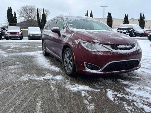 Used 2019 Chrysler Pacifica Limited w/ Tire & Wheel Group image 10