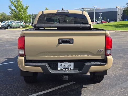 Used 2019 Toyota Tacoma TRD Sport RWD image 12