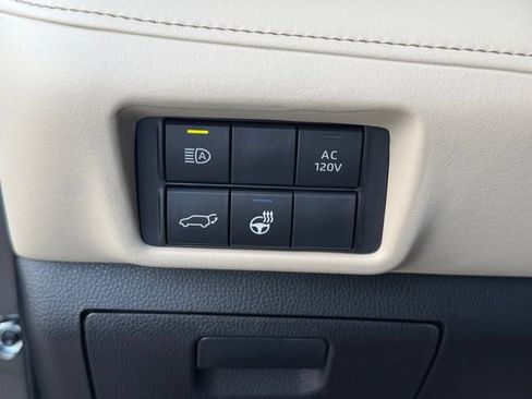 Used 2025 Toyota Highlander Limited AWD/4WD image 25