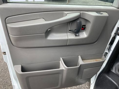 Used 2015 Chevrolet Express 2500 w/ Chrome Appearance Package RWD image 11