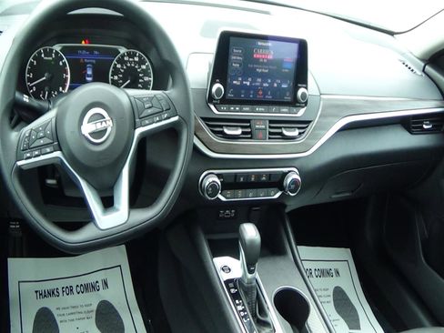 Used 2025 Nissan Altima 2.5 SV image 12