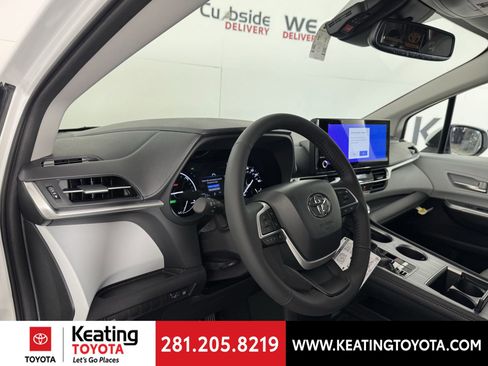 New 2026 Toyota Sienna XLE image 2
