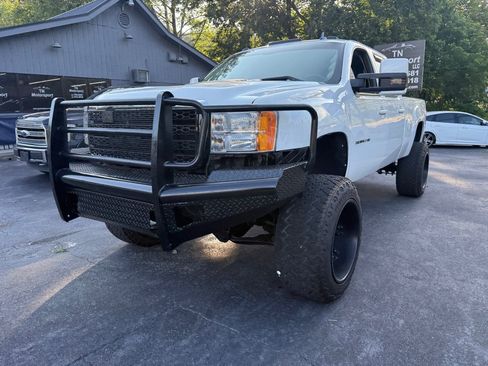 Used 2011 GMC Sierra 2500 Denali w/ Suspension Package, Off-Road AWD/4WD image 8