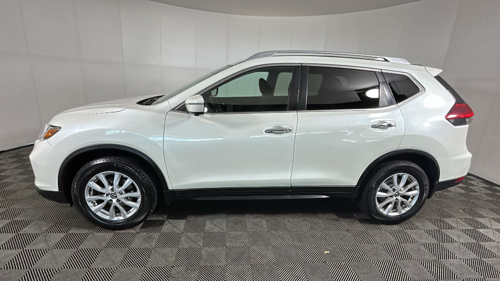 Used 2017 Nissan Rogue SV AWD/4WD image 7