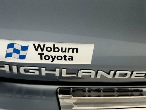 Used 2023 Toyota Highlander XLE AWD/4WD image 13