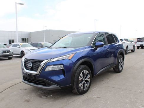 Used 2023 Nissan Rogue SV image 3