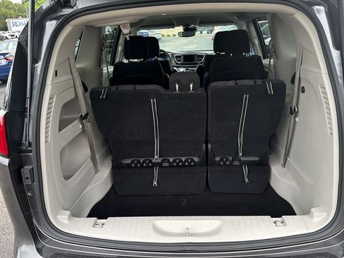 Used 2023 Chrysler Voyager LX FWD image 9