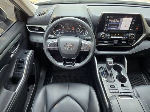 Used 2020 Toyota Highlander XLE AWD/4WD image 11