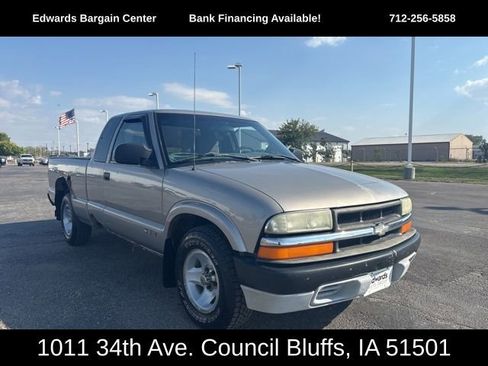Used 2002 Chevrolet S10 Pickup 2WD Extended Cab w/ Comfort Convenience Pkg image 2