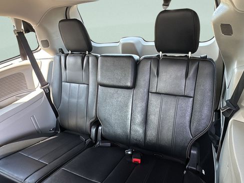 Used 2016 Chrysler Town & Country Touring FWD image 17