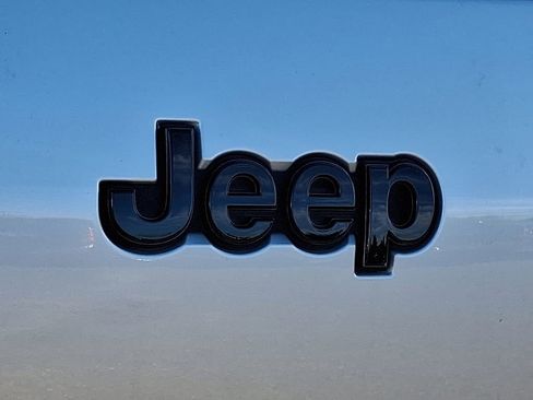 Used 2023 Jeep Grand Cherokee L Laredo image 32