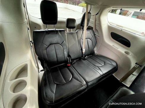 Used 2021 Chrysler Pacifica Touring-L image 25