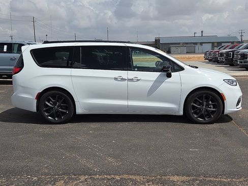 Used 2025 Chrysler Pacifica Limited FWD image 6