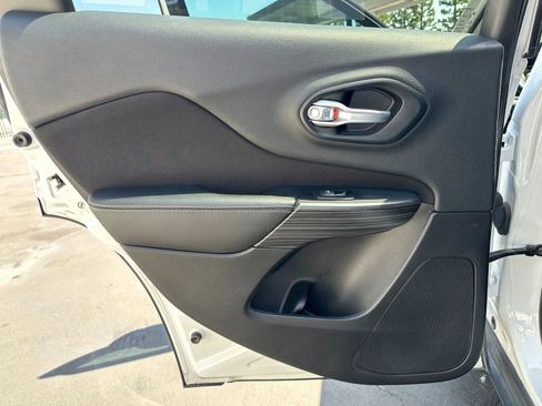 Used 2015 Jeep Cherokee Sport image 28