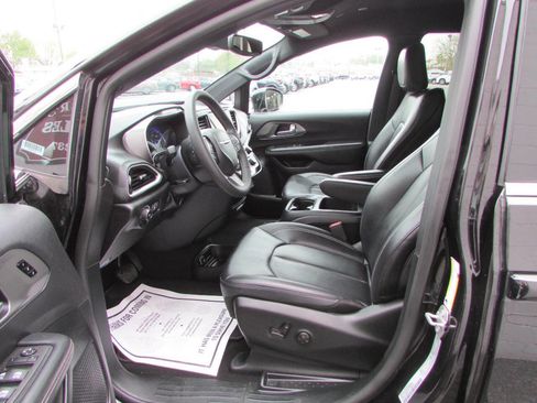 Used 2025 Chrysler Pacifica Select FWD image 7
