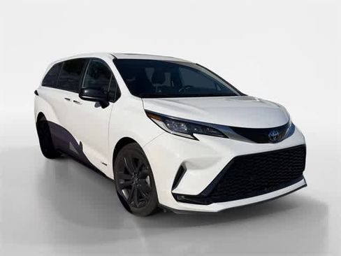Used 2021 Toyota Sienna XSE image 2