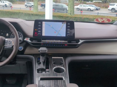 Certified 2024 Toyota Sienna Platinum image 30