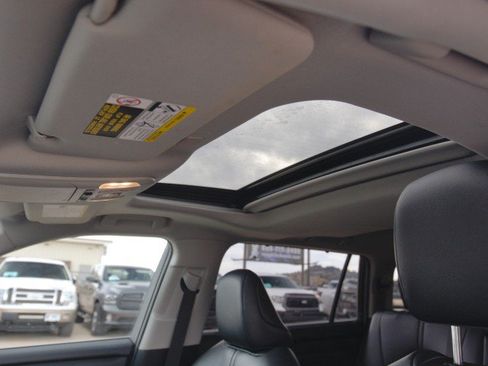 Used 2023 Toyota Highlander XLE AWD/4WD image 16