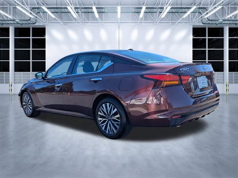 Used 2024 Nissan Altima 2.5 SV image 4