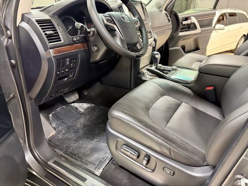 Used 2019 Toyota Land Cruiser image 18
