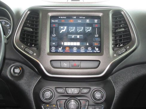 Used 2019 Jeep Cherokee Trailhawk w/ Comfort/Convenience Group AWD/4WD image 16