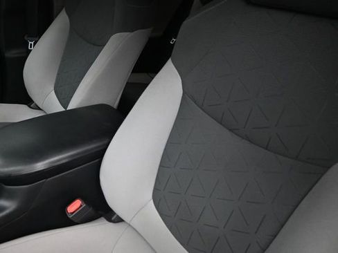 Used 2020 Toyota RAV4 XLE FWD image 18