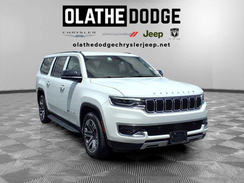 Certified 2024 Jeep Wagoneer L Series II w/ Flexible Seating Group AWD/4WD image 32