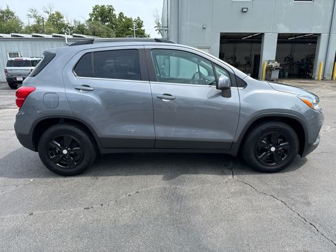 Used 2020 Chevrolet Trax LT FWD image 2