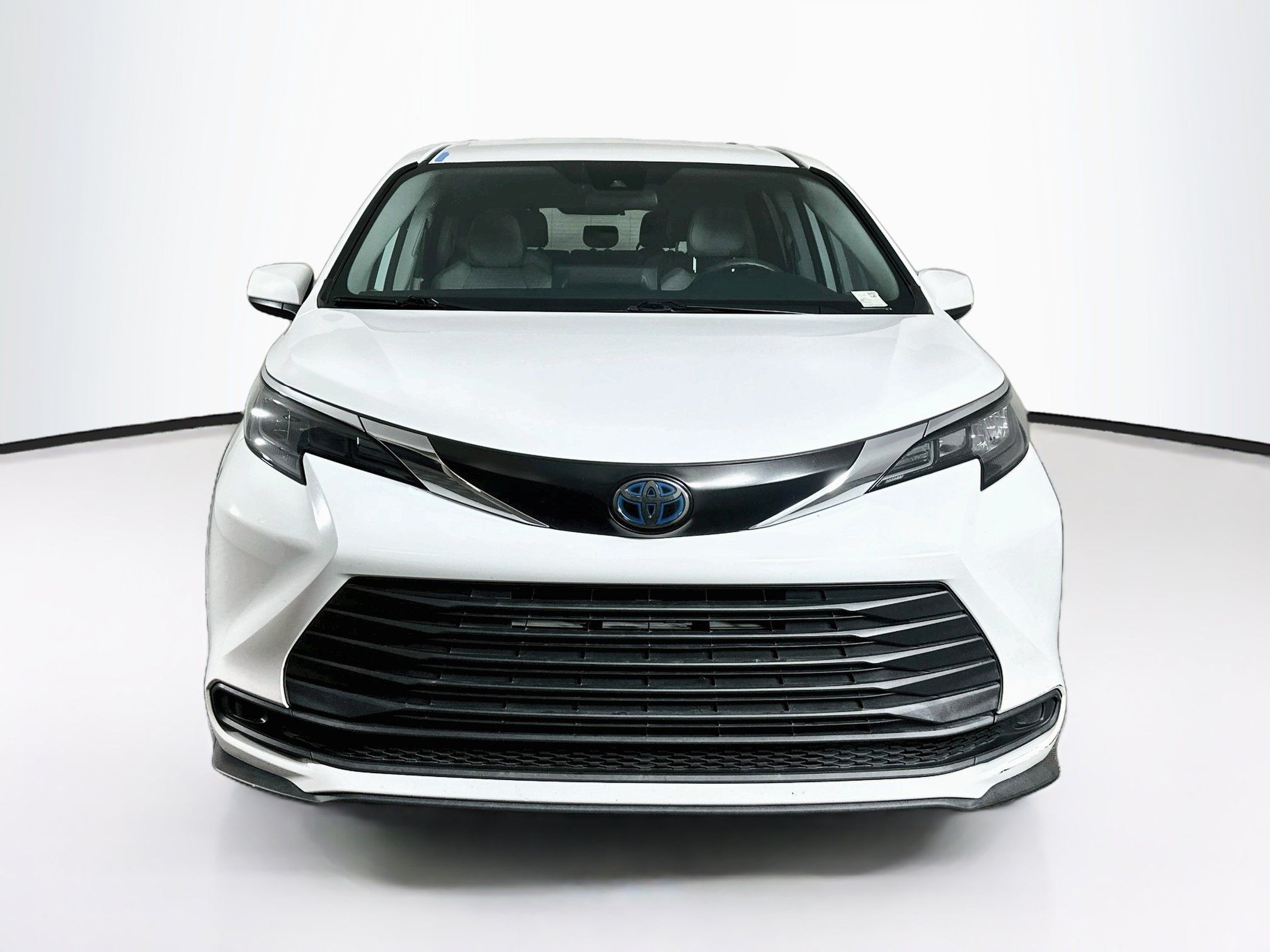Used 2024 Toyota Sienna LE FWD image 2