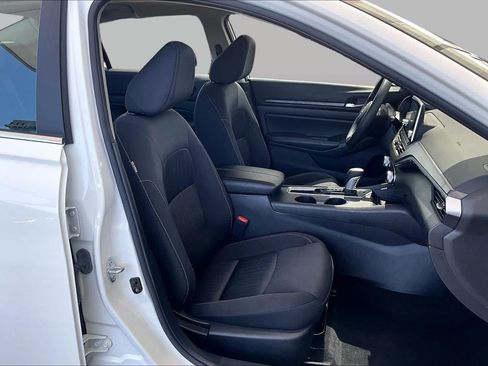 Used 2025 Nissan Altima 2.5 SV FWD image 9