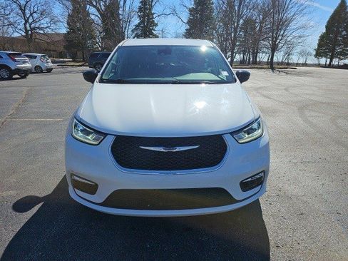 Used 2024 Chrysler Pacifica Touring-L image 9