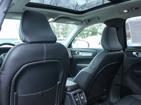 Used 2025 Volvo XC40 B5 Plus image 36