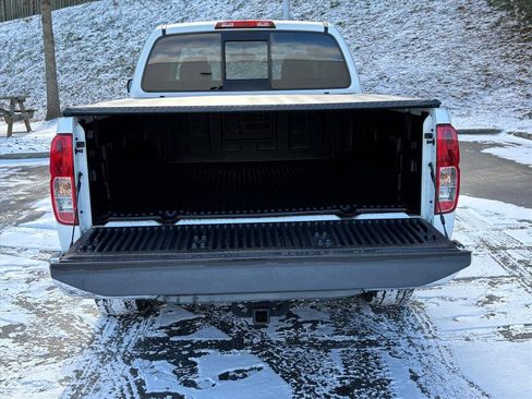 Used 2018 Nissan Frontier SV image 25