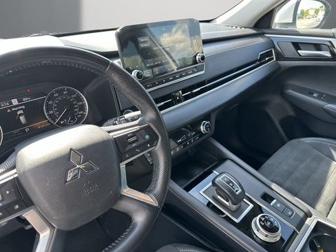 Used 2023 Mitsubishi Outlander SE FWD image 15