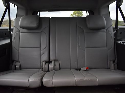 Used 2018 Chevrolet Suburban LT image 9