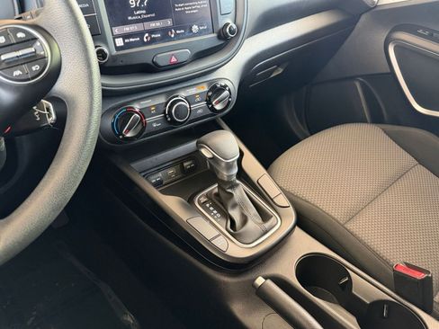 Used 2025 Kia Soul LX w/ LX Technology Package FWD image 39
