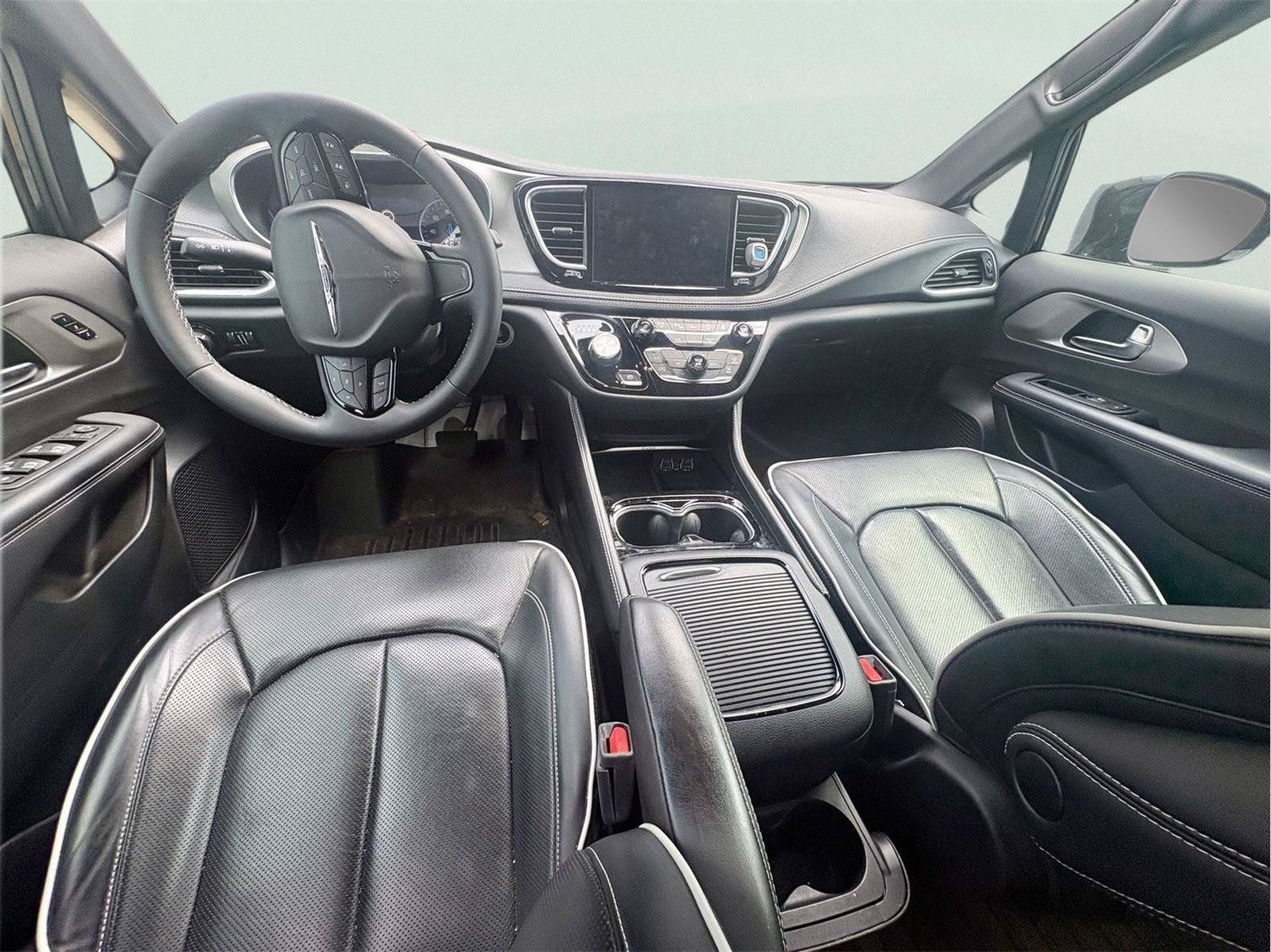 Used 2024 Chrysler Pacifica Limited w/ S Appearance Package FWD image 9