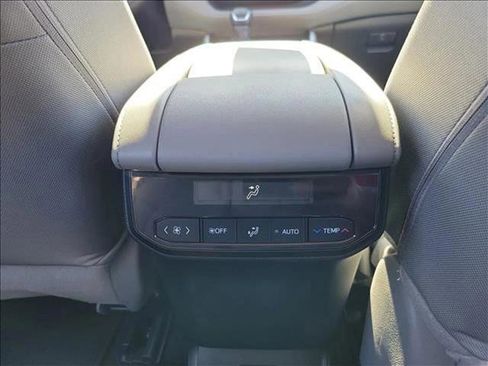 Used 2024 Toyota Highlander LE image 17