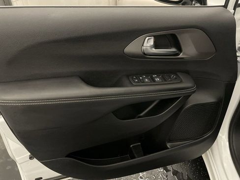 Used 2025 Chrysler Voyager LX image 15