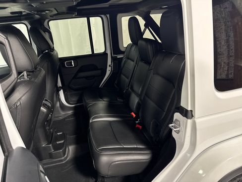 Used 2019 Jeep Wrangler Unlimited Sahara AWD/4WD image 4
