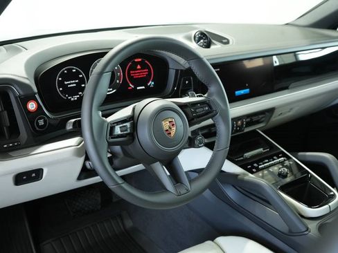 Used 2025 Porsche Cayenne Coupe image 4